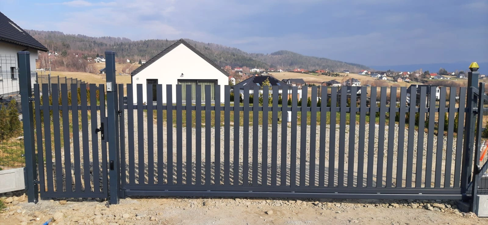 montaż bramy dwuskrzydłowej